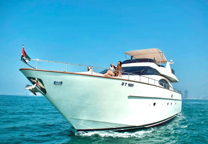 80ft Azimut Yacht with Jacuzzi – Luxury on the Dubai Waters